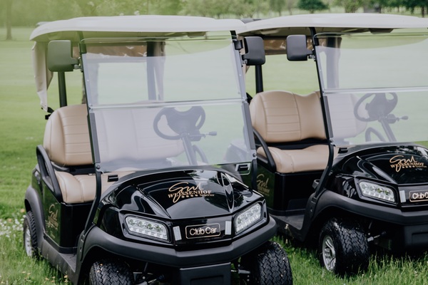 Hoteleigene Golfcars im Gut Weissenhof Golfurlaub im Salzburger Land