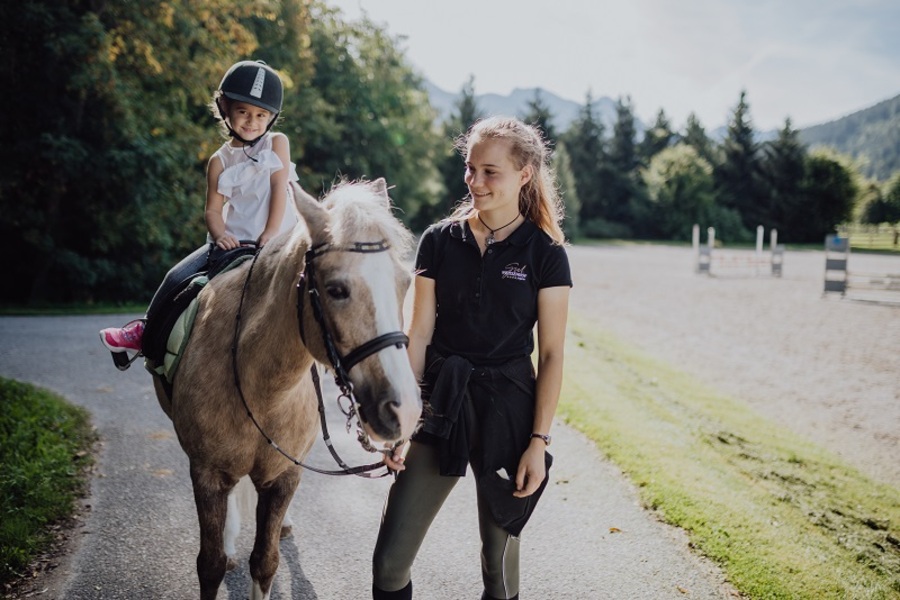 Familienurlaub mit eigener Reitschule in Österreich