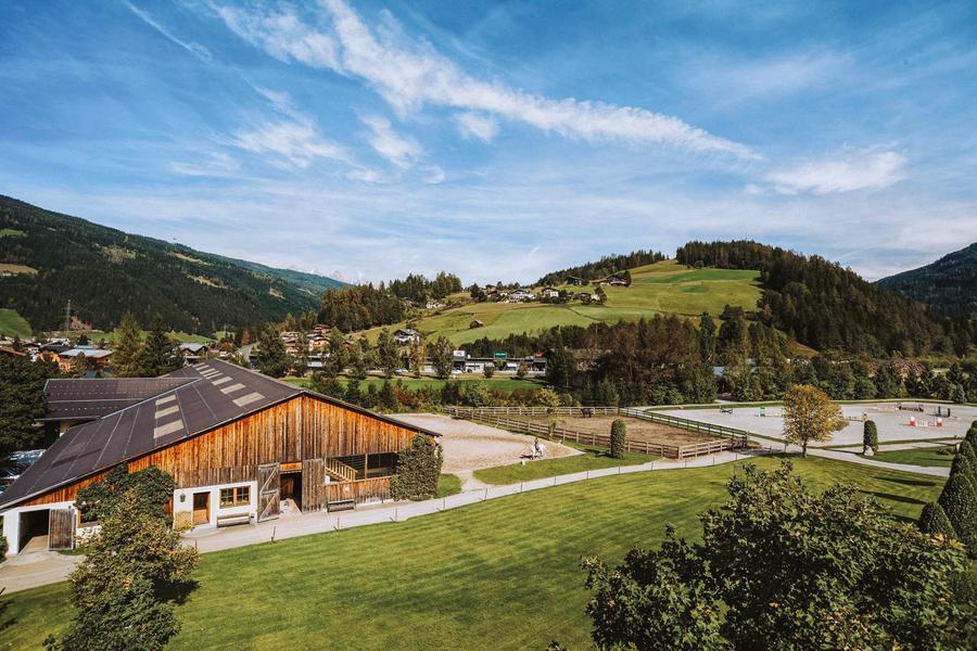 Reitanlage im Hotel Gut Weissenhof, Reiten in Österreich