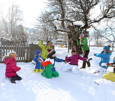 Winterurlaub mit der Familie im Skihotel in Österreich