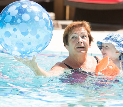 Babyschwimmen im Hotel Gut Weissenhof, Familienurlaub mit Baby in Salzburg,