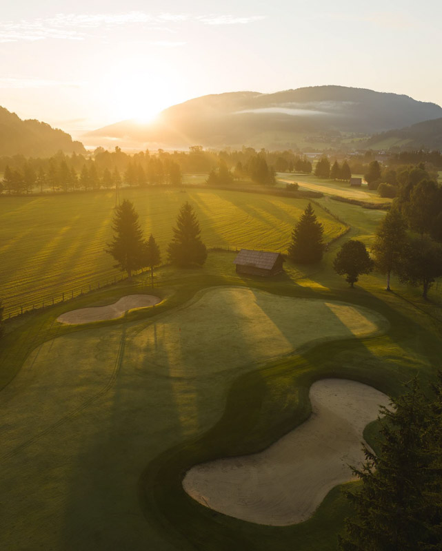 Golfclub Lungau als Partnergolfplatz des Gut Weissenhof mit Green, Bunker und Morgenstimmung im Salzburger Land