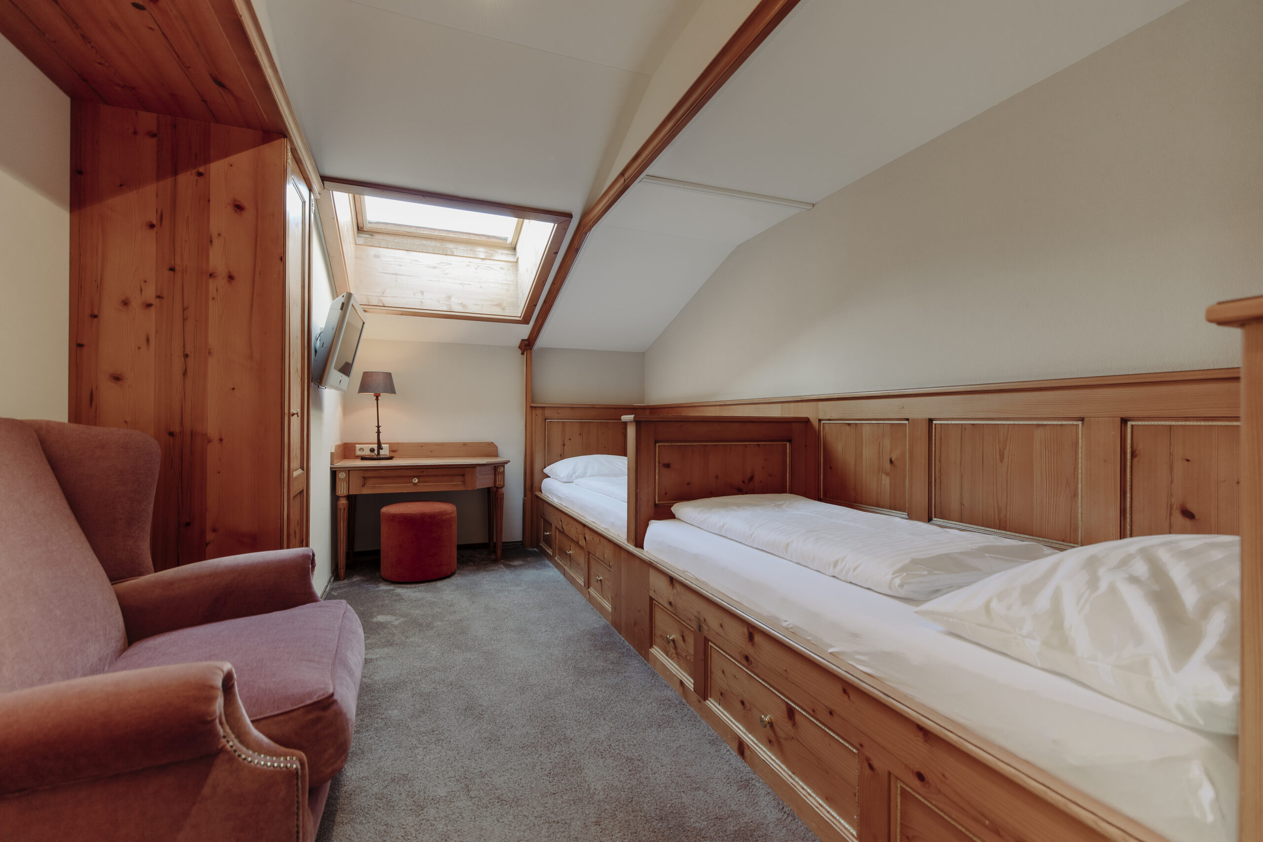 Kinderzimmer mit getrennten Betten im Komfortappartement im Gut Weissenhof