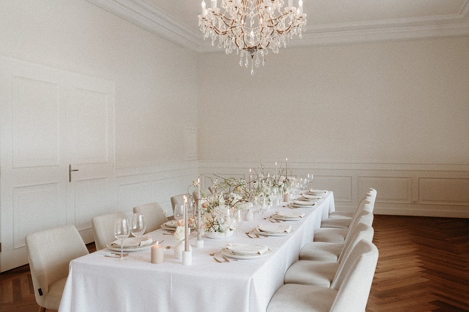 Elegant gedeckter Tisch mit Blumen und Kerzen als Fotolocation im Gut Weissenhof