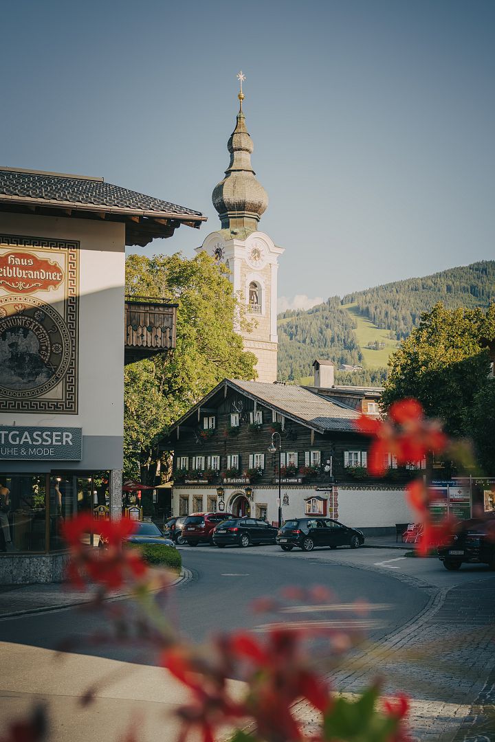 Ortszentrum von Altenmarkt im Salzburger Land mit Kirche, Häusern und Blick auf die Berge