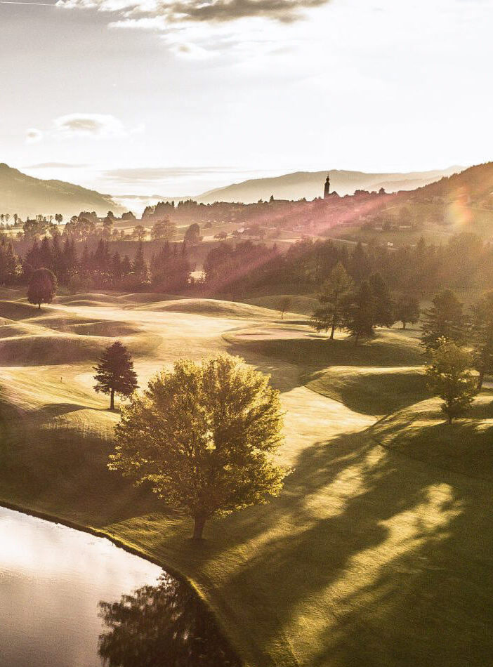 Früher Golftag mit dem Chef zu den Partnergolfplätzen wie dem Golfclub Schladming Dachstein Tauern nahe dem Gut Weissenhof